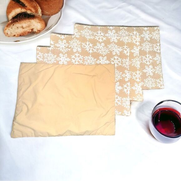 4-piece Placemat Set l Snowflake Design l Cloth l Beige w/ White Snowflakes EUC - Picture 1 of 8